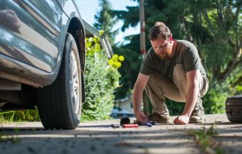 StockCake-Changing Flat Tire_1720505283